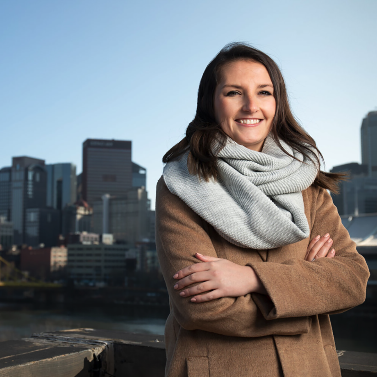 Photo of Caitlin Fadgen, smiling in front of 的 匹兹堡 skyline